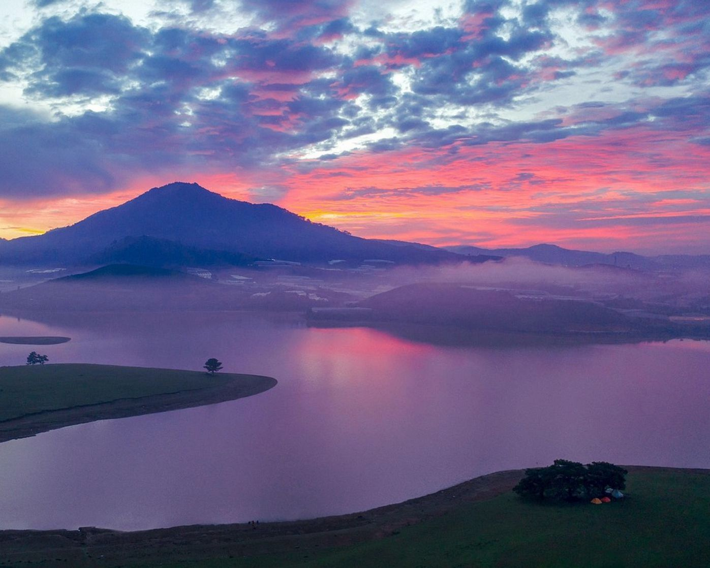 Vista do lago de montanha